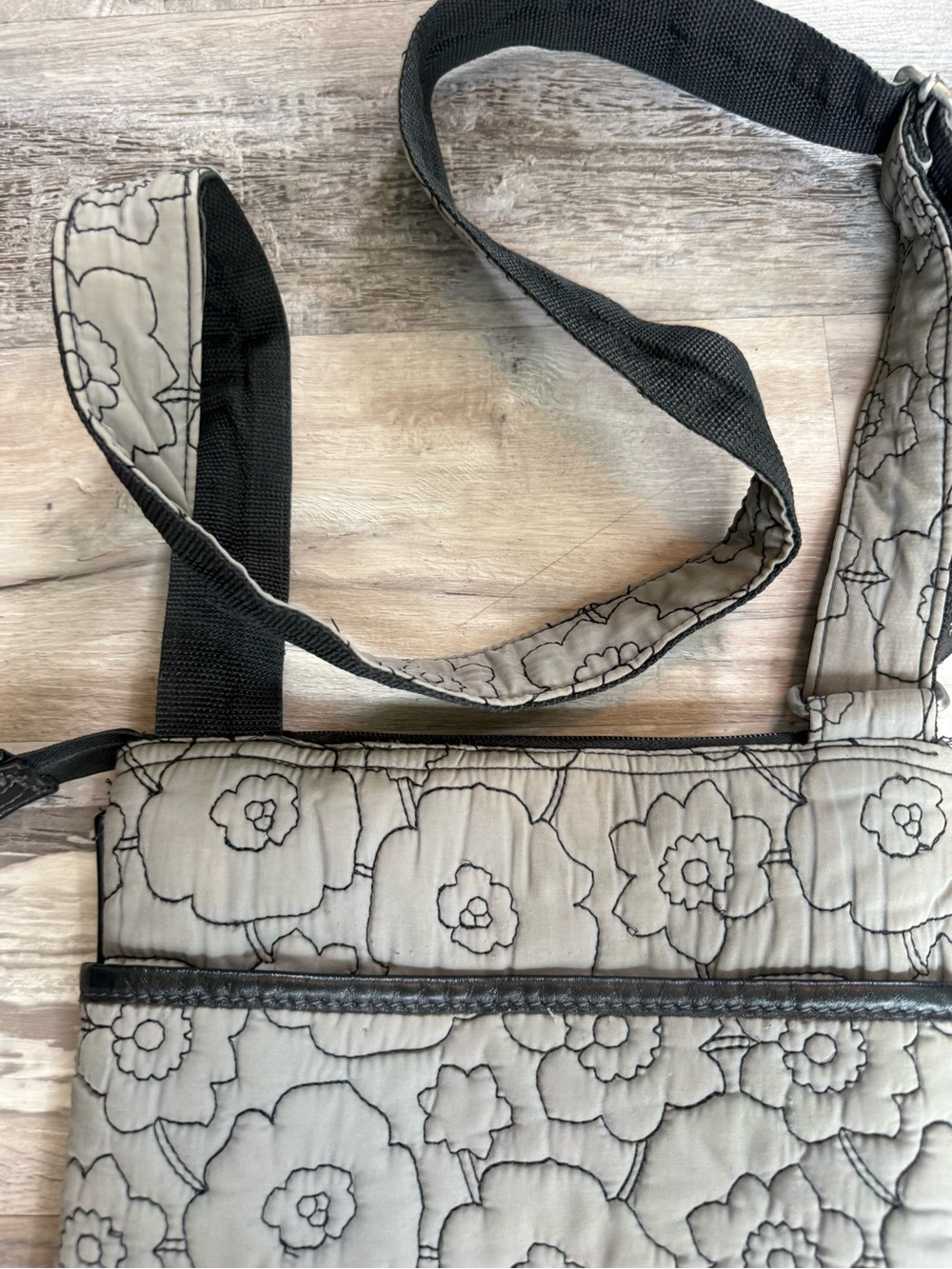 Thirty-One Gray & Black Quilted Poppy Floral Crossbody Shoulder Bag W Accent “C” - Picture 9 of 12